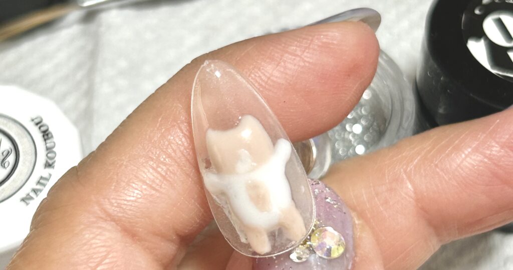 alt="しょがのネイルパーツに顔を描く前の状態"