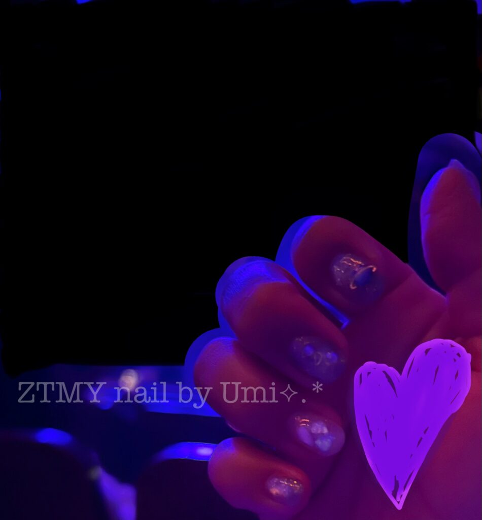 alt="コズ団参戦セルフネイルは会場の雰囲気にピッタリで嬉しかった”