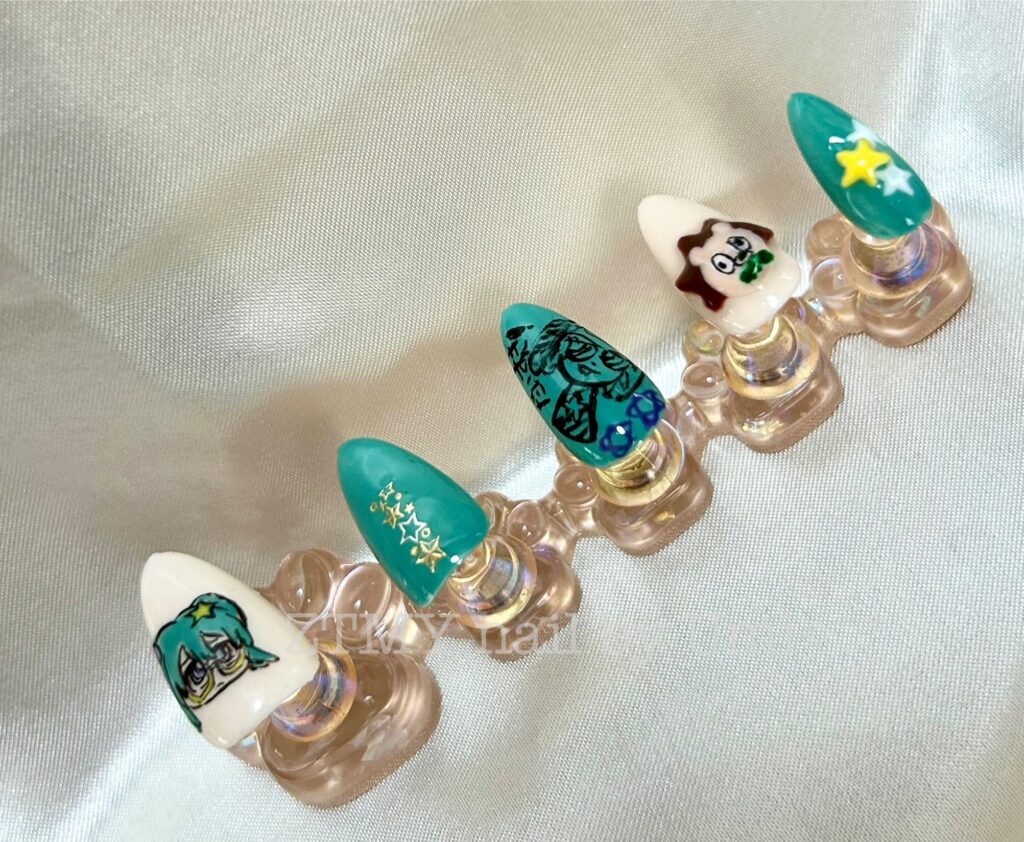 alt="ミントグリーンをテーマカラーにした綺羅キラーネイルチップの完成"
