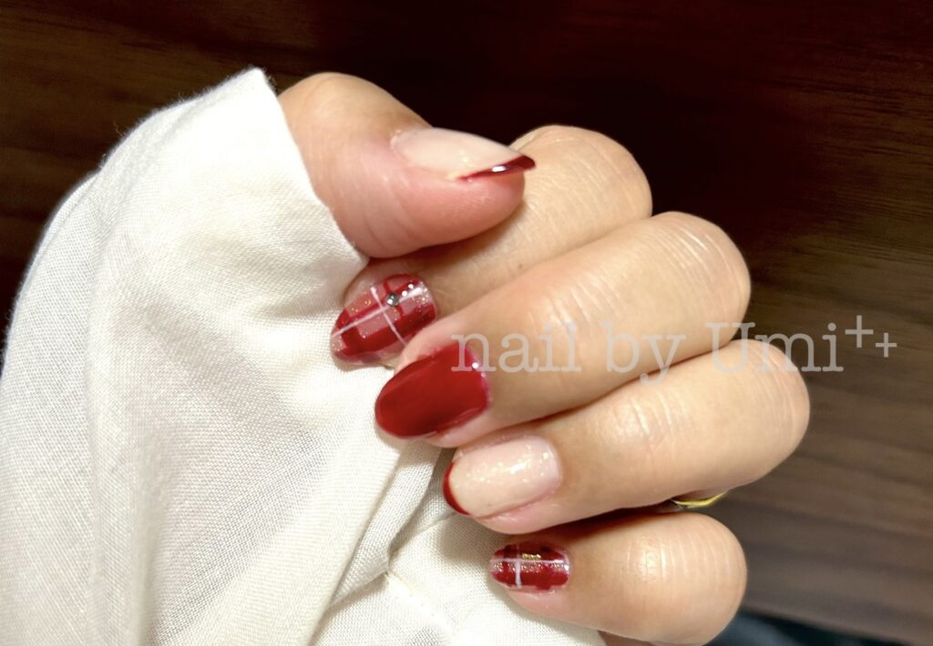 alt="赤と白でチェック柄ネイルをセルフネイル"