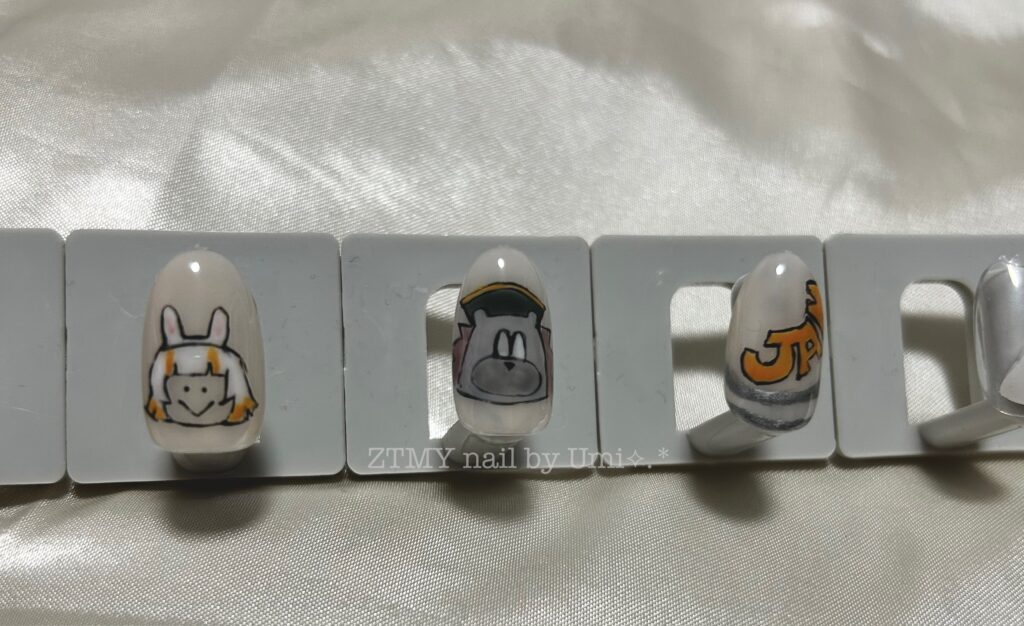 alt="クズリ念のにらちゃんとうにぐりくんを細筆で描いたネイルチップ"