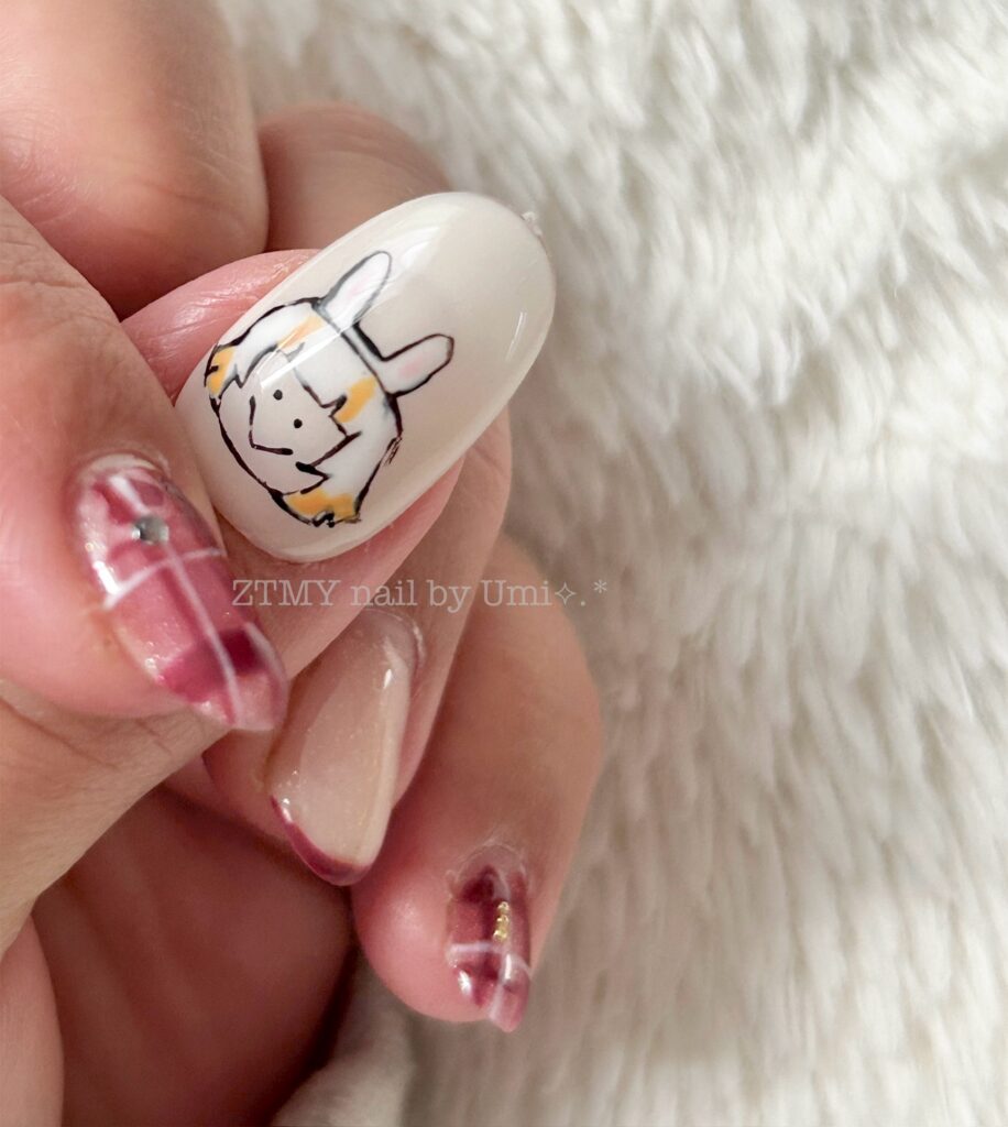 alt="クズリ念ニラちゃん×チェックネイル"