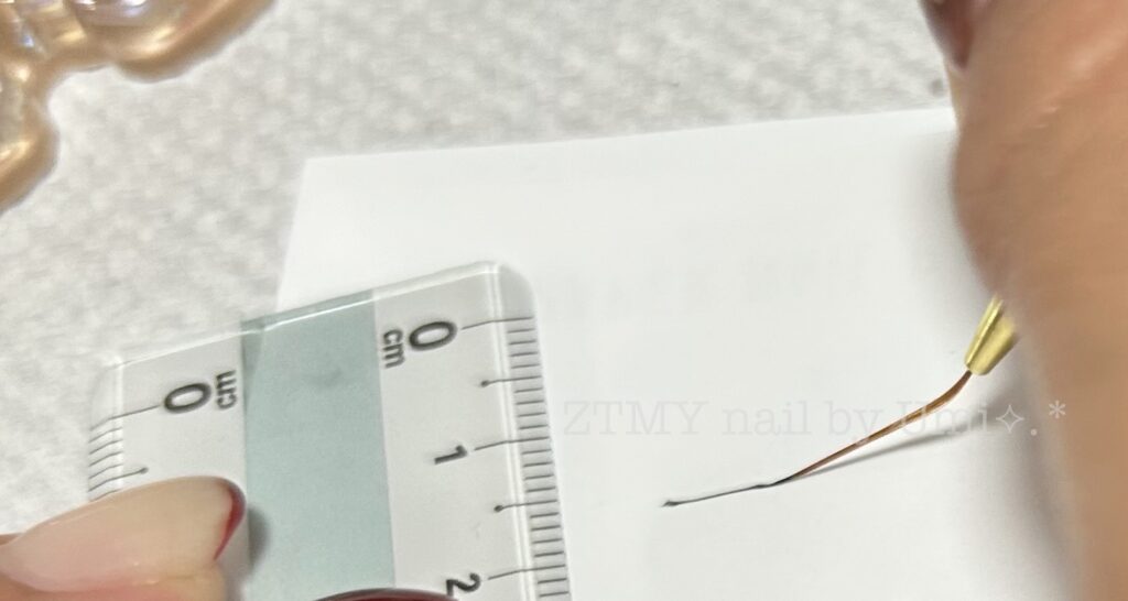 alt="Temuで購入したネイル用細筆で描いた線と定規の比較画像"