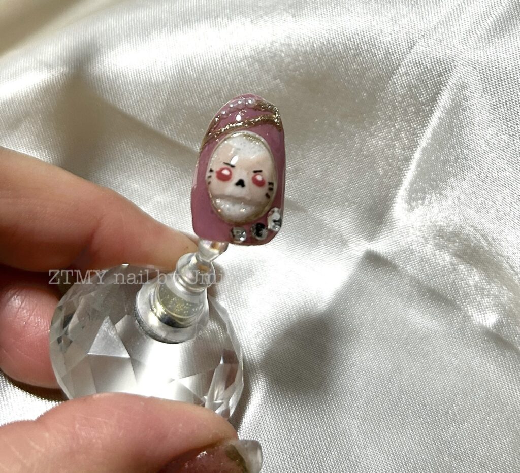 alt="しょうがブローチパーツをくすみピンクネイルにつけたセルフネイル"