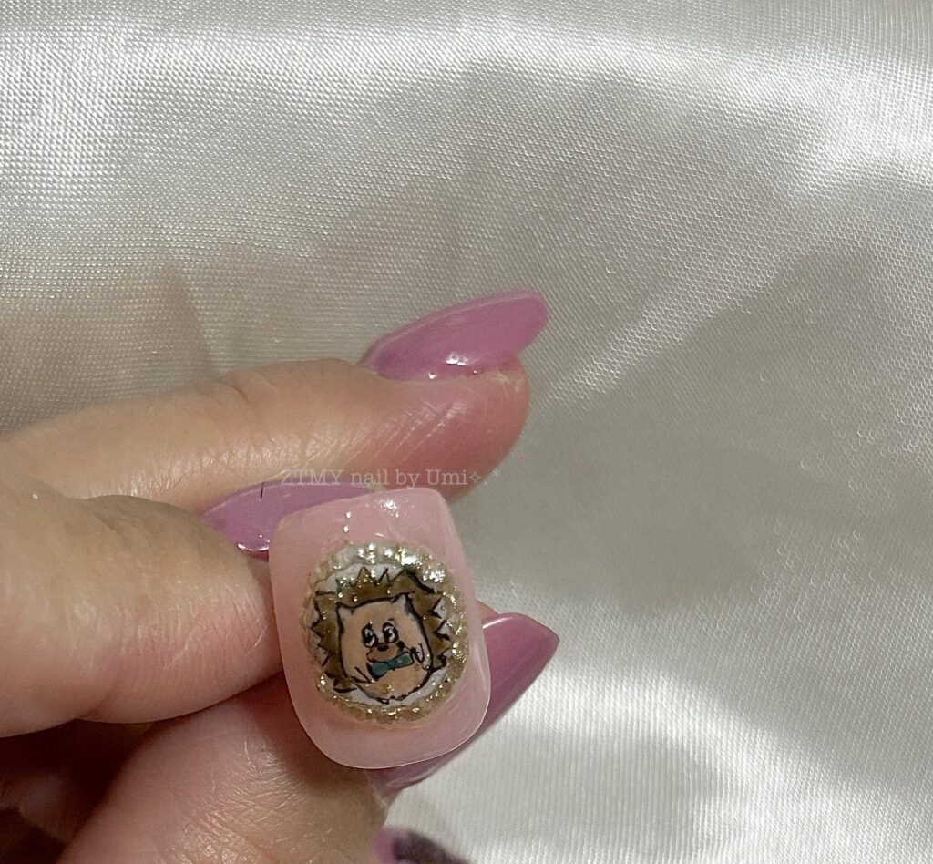 alt="ずっと真夜中でいいのに。のうにぐりくんをアートしたブローチ風ネイル"