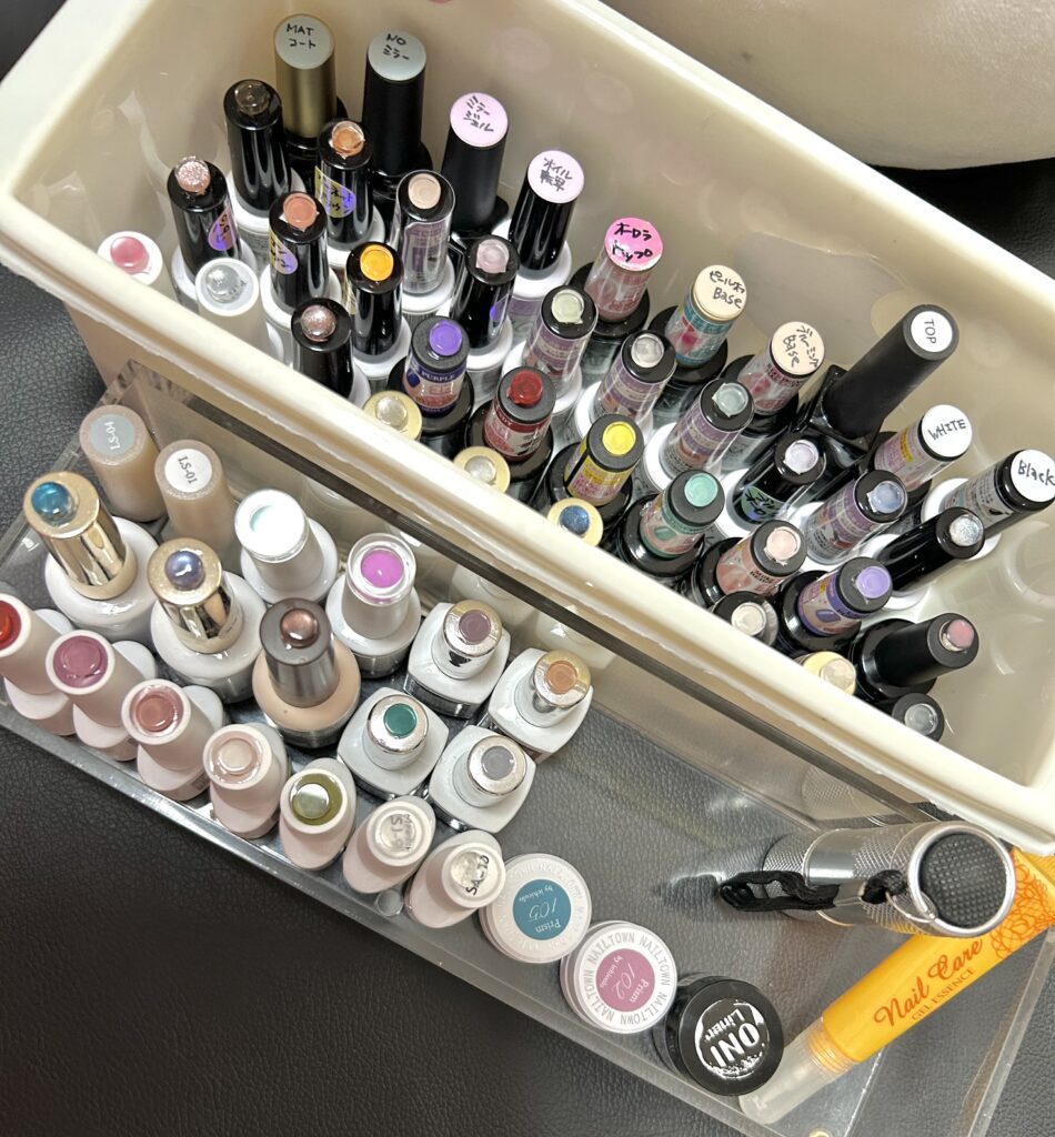 alt="ジェルネイルのカラーチャートカボションを蓋にとりつけ、ラベルを見なくても色が選びやすくなった様子"