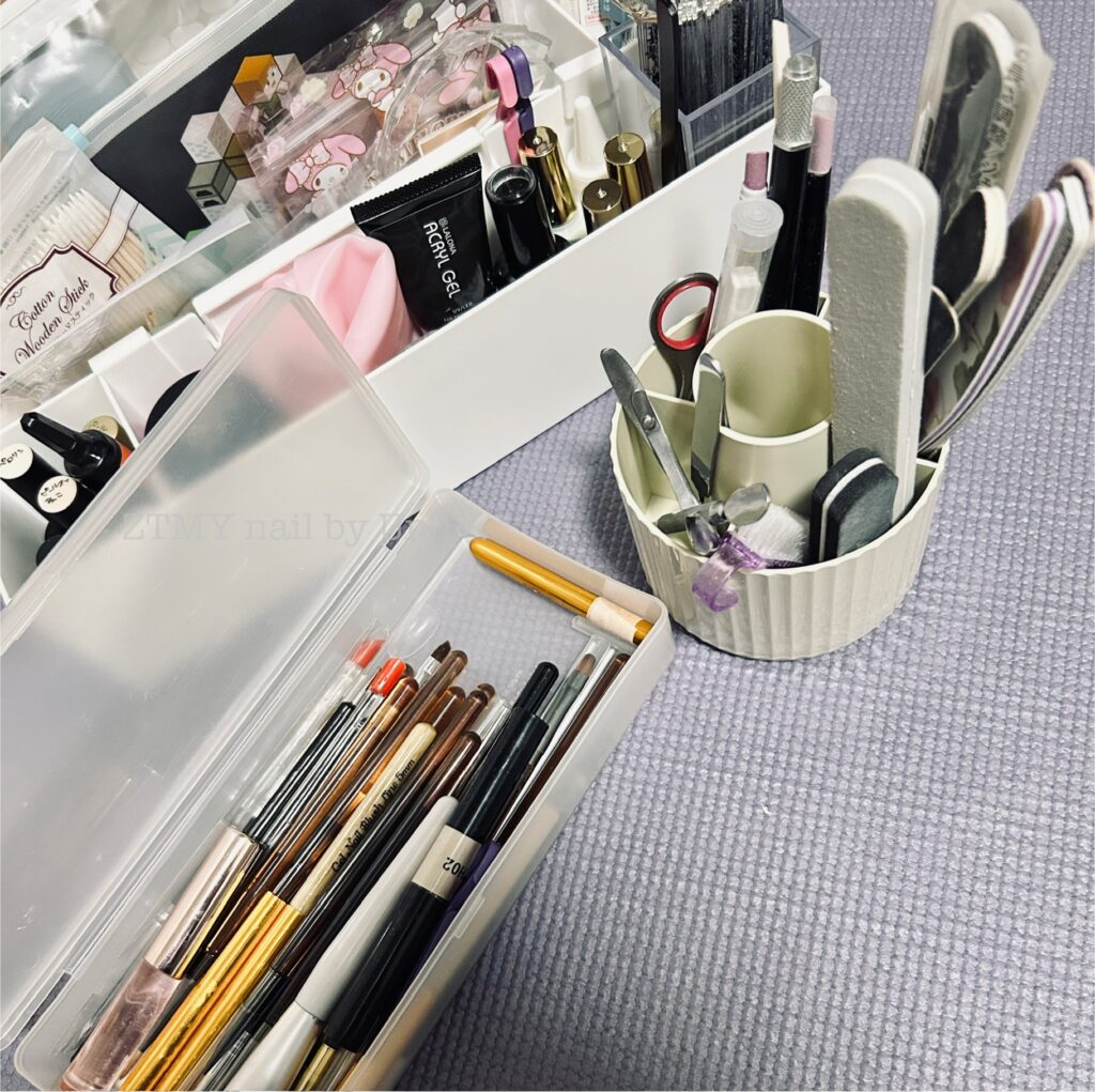 alt="ごちゃごちゃしてきていたネイル用品を整理した様子"