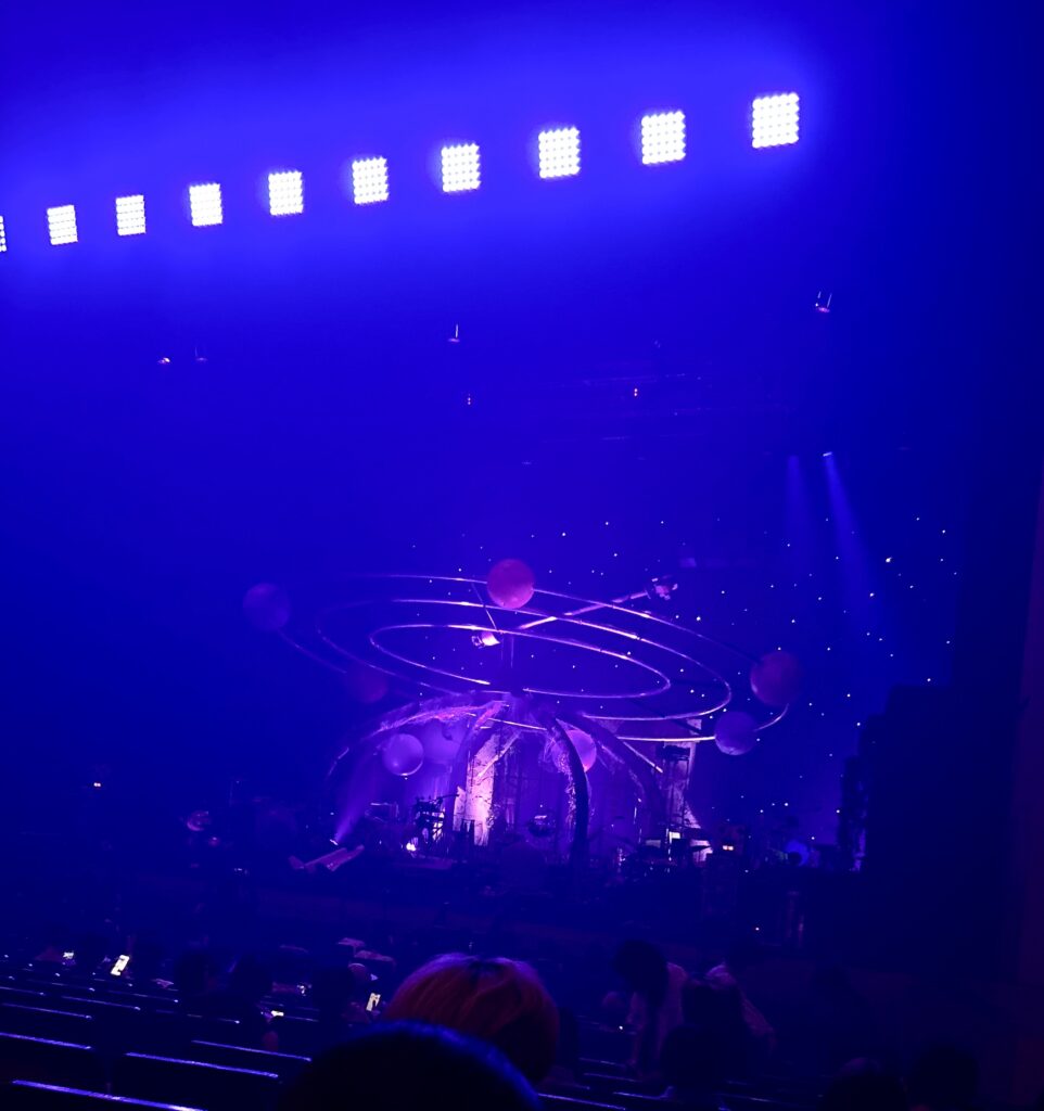 alt="コズミックどろ団子ツアーのステージには宇宙を表現するセットがありました"