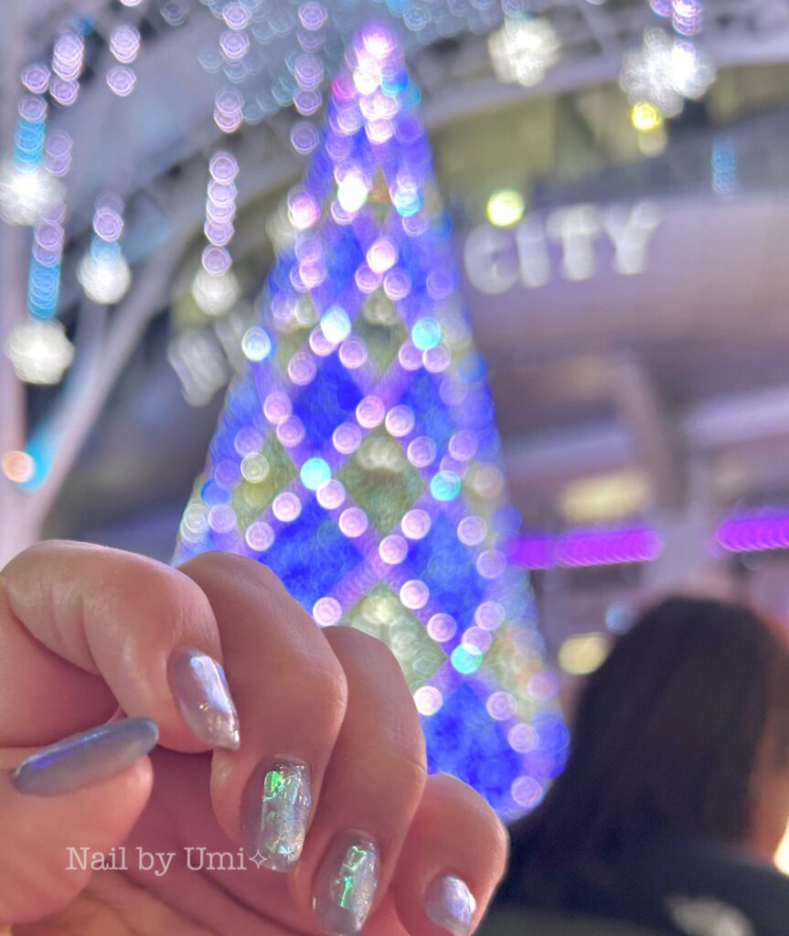 alt="クリスマスイルミネーションとオーロラきらきらネイル"