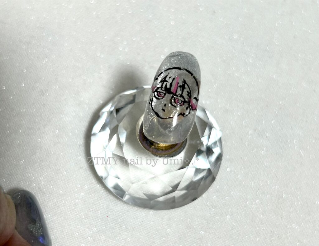 alt="透明感のあるマグネットネイルに、ずっと真夜中でいいのに。のお勉強ニラちゃんを描いたセルフネイル"