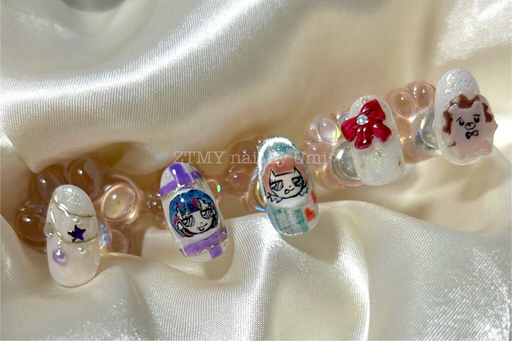 alt="ずとまよ「おべんきょうしといてよ」と「秒針を噛む」のニラちゃんを細筆でアートしてクリスマスネイルと合わせた"