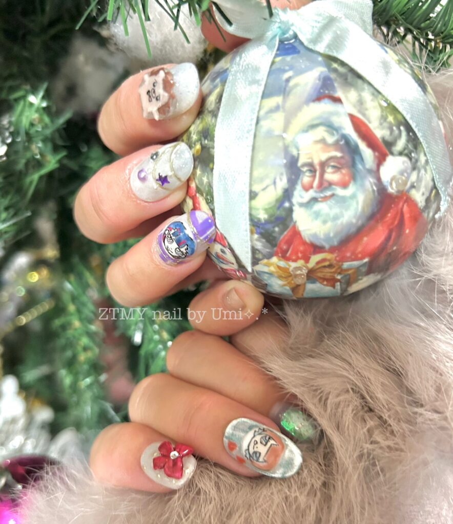 alt="クリスマスツリーとずとまよクリスマスネイルを並べるとかわいい！"