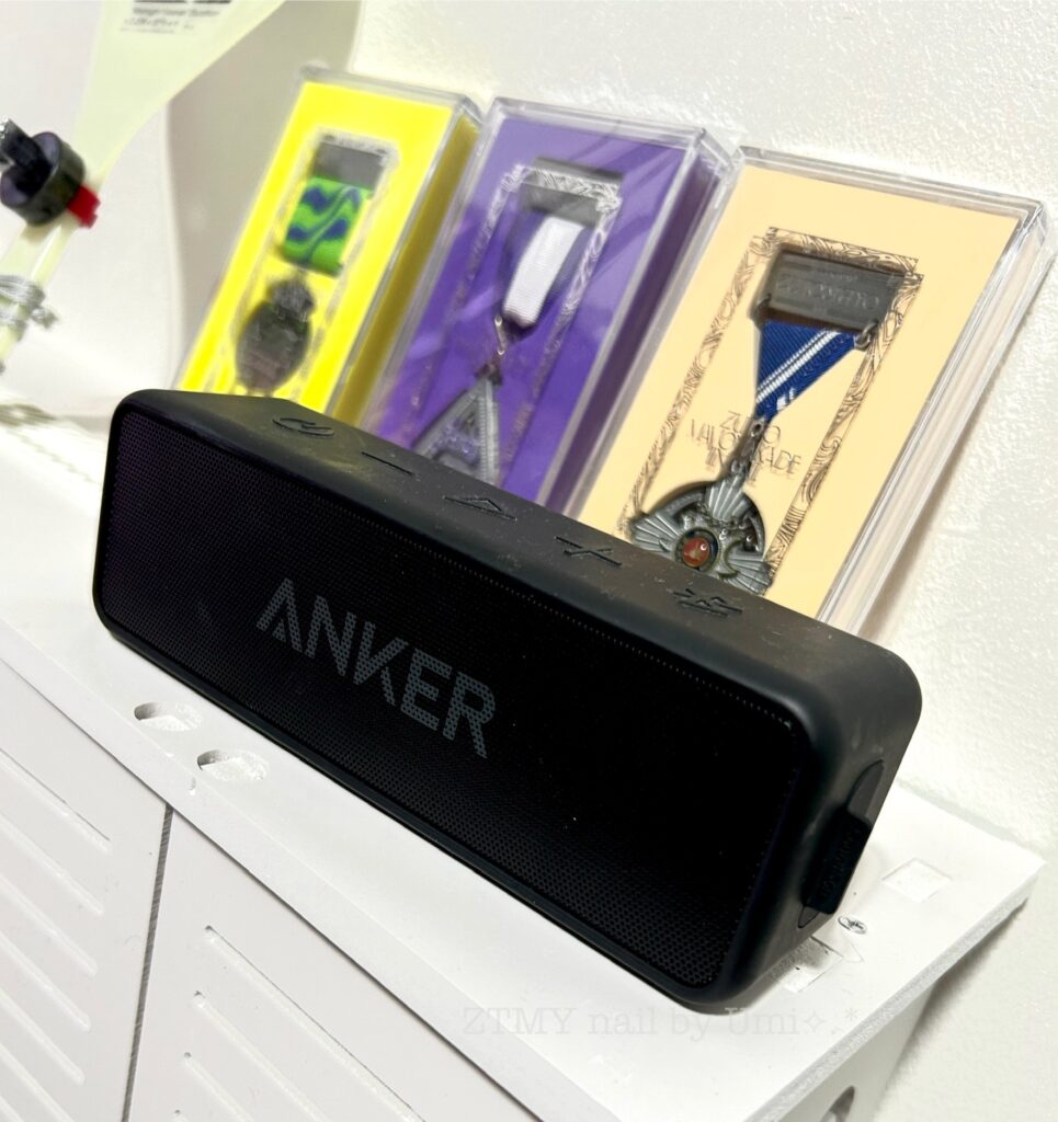 alt="防水ワイヤレススピーカーを部屋で使いYouTube配信を流している様子"