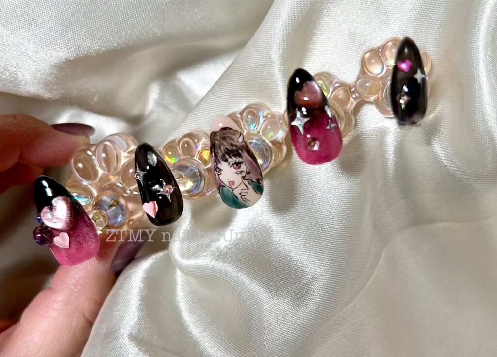 alt="ずっと真夜中でいいのに。残機MVをイメージした黒×ピンクのセルフジェルネイル"