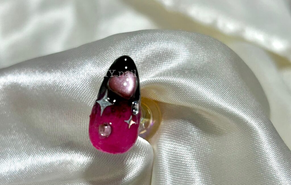 alt="クリアのクレイジェルで作ったぷっくりハートや100均のネイルシールを使用"