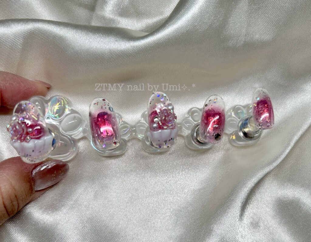 alt="ずとまよ メディアノーチェ風　血色チークネイル　フリル薔薇デザイン"