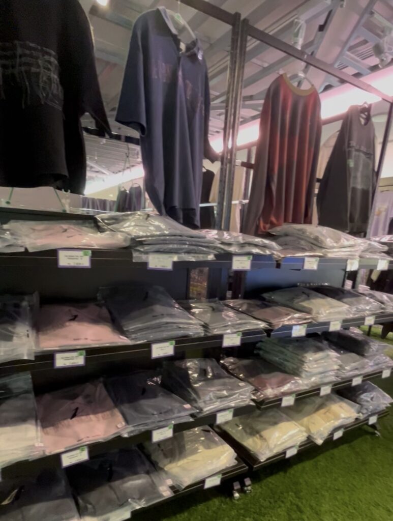 alt="ずとまよマート出張所に売っていたアパレル商品"