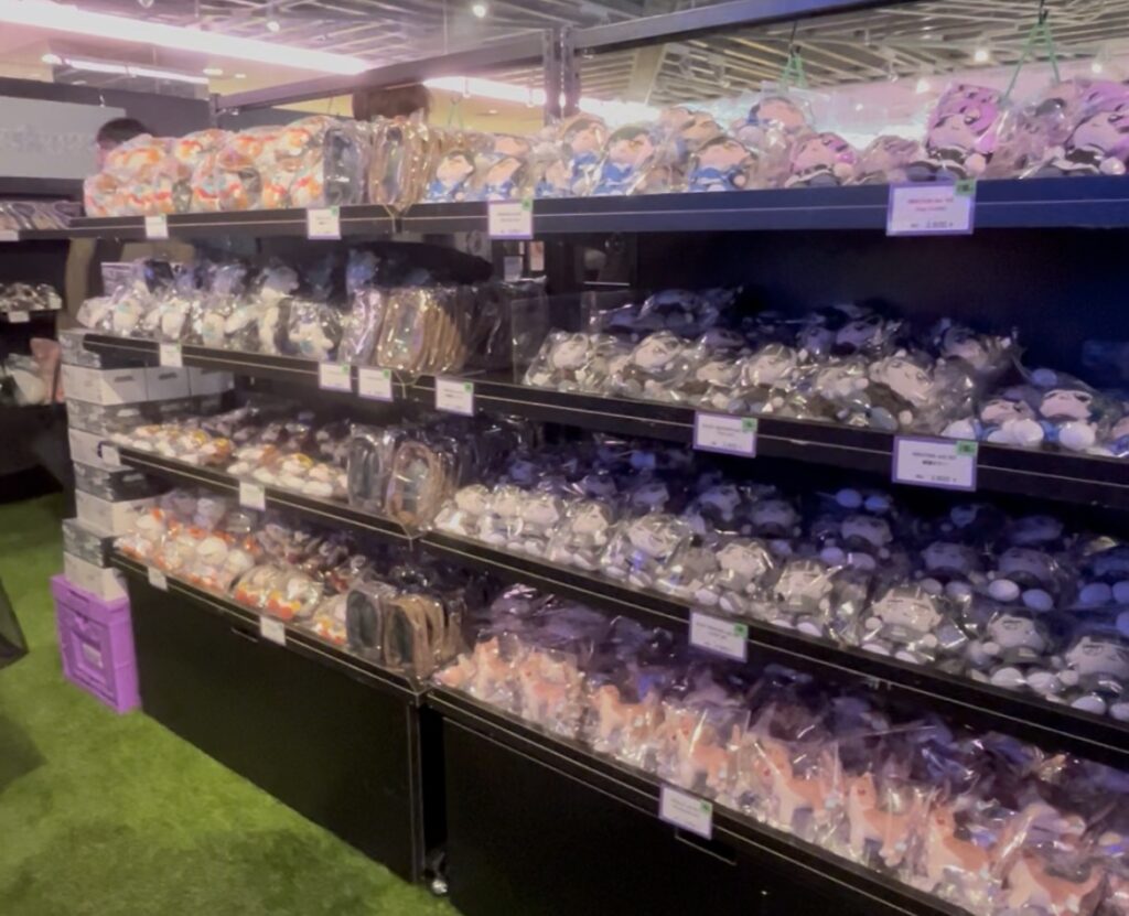 alt="ずとまよマート出張所に売ってあったニラちゃんやキャラクターのぬいぐるみ"