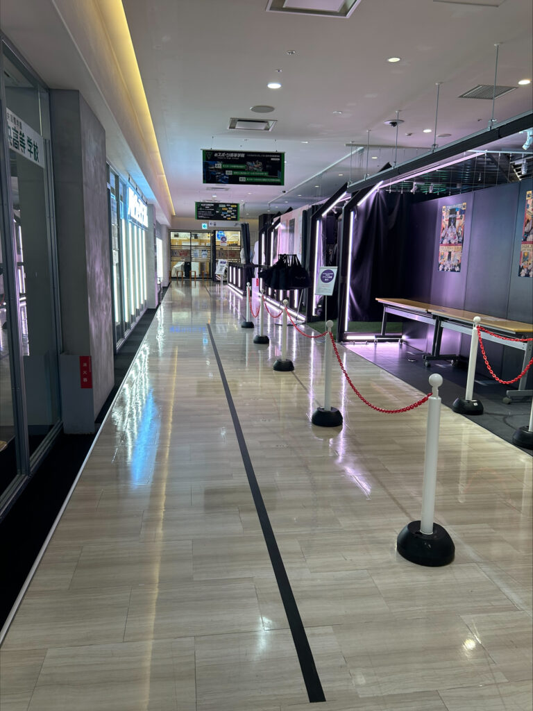 alt="博多マルイ5Fでずとまよマート出張所が開催。予約時間前にここに並ぶ"