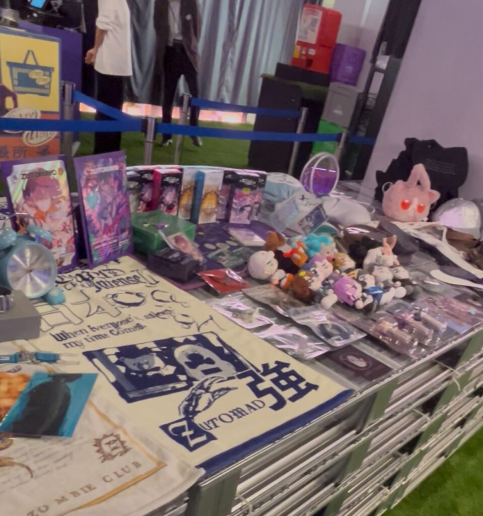 alt="ずとまよマート出張所に売っていた小物類の展示とがちゃがちゃ"