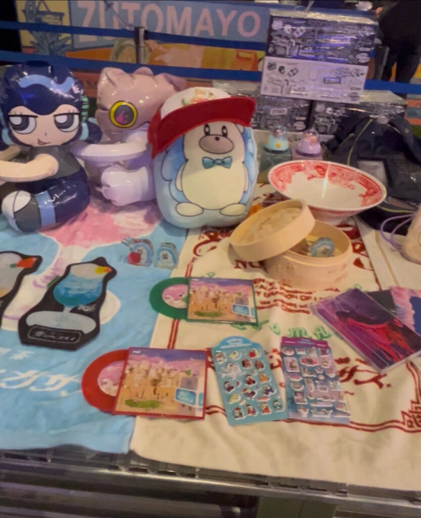 alt="ずとまよマート出張所に売っていた商品の展示。愛ペガグッズもありました"