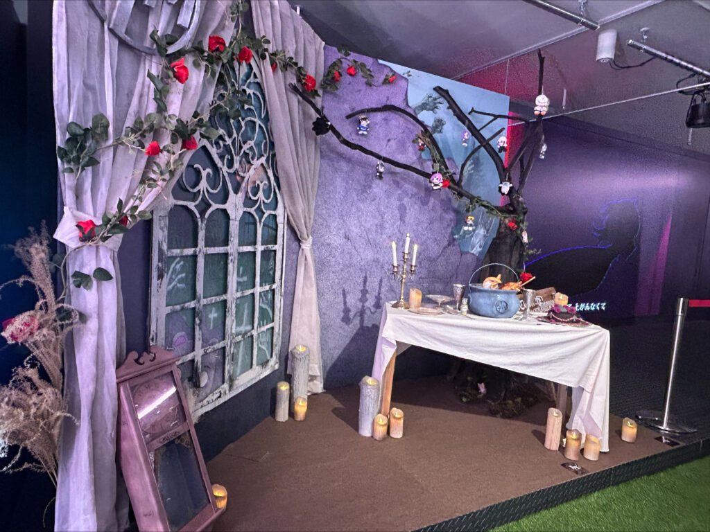 alt="ずとまよマート出張所の展示物。メディアノーチェのテーブルのようでテンションあがる"