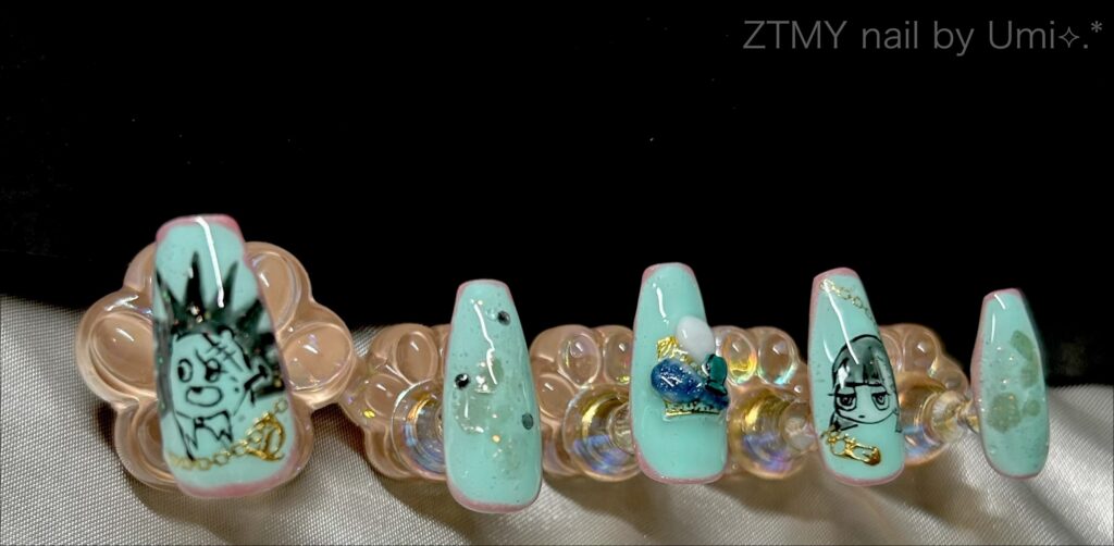 alt="ずとまよ ゾンクラ ネイルチップ ツアトラカラーデザイン"