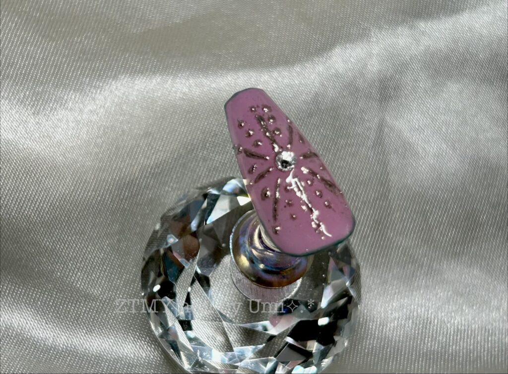 alt="ミラーパウダーネイル 放射状デザイン ラインストーン キラキラネイル"