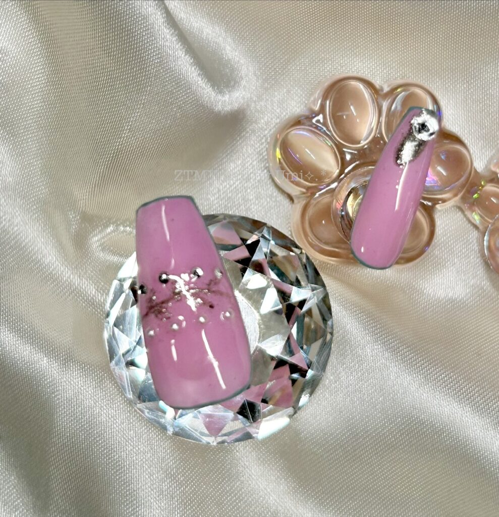 alt="ミラーパウダー ラインネイル シンプルデザイン ピンクネイル"