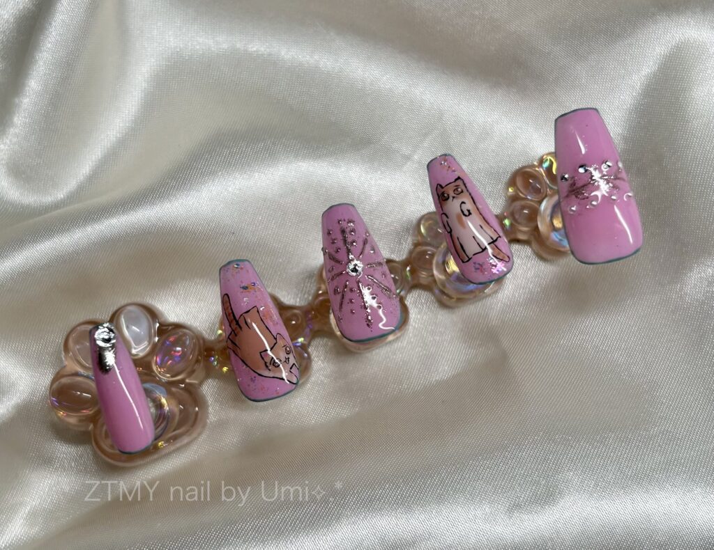 alt="ずとまよ メディアノーチェ しょがスト 手描きネイル ピンクデザイン"