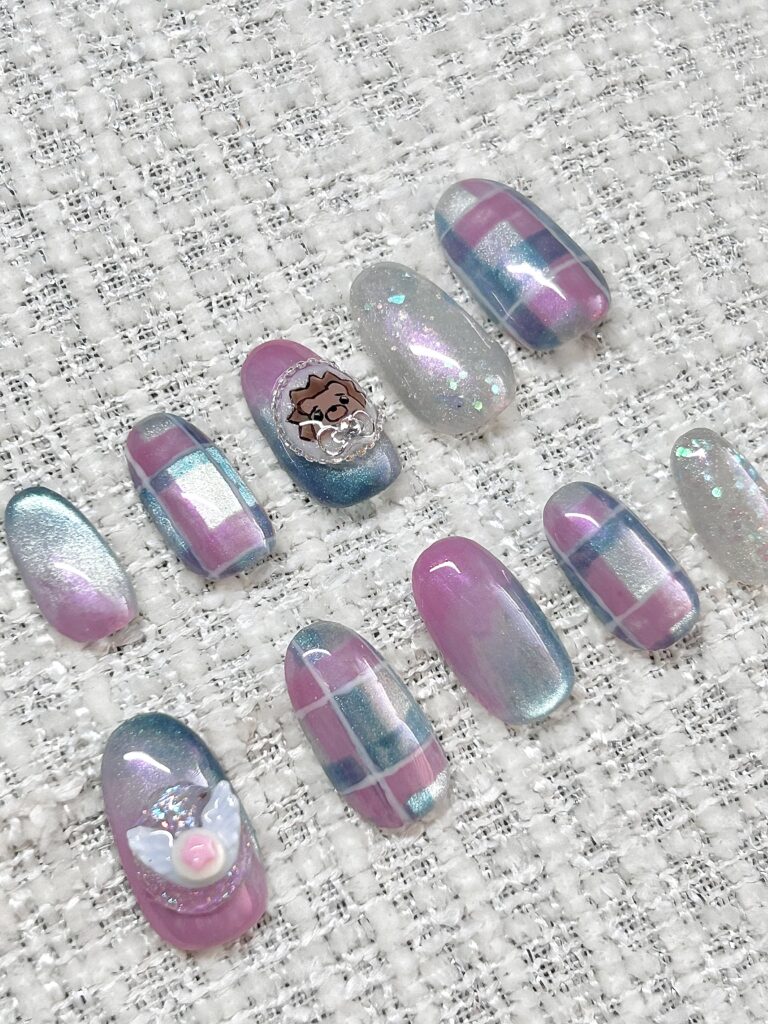 alt="ずっと真夜中でいいのに。クリームで会いに行けますかをイメージしたピンク×ブルーのうるうるチェックネイル"