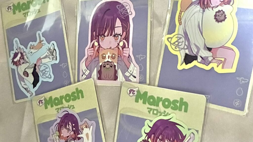 alt="ずとまよ×マロッシュコラボでもらえる限定ステッカー。シールのデザインはTVchanyによるニラちゃんやしょがスト、うにぐりくんがえがかれており、5種類のステッカーが並べられている"